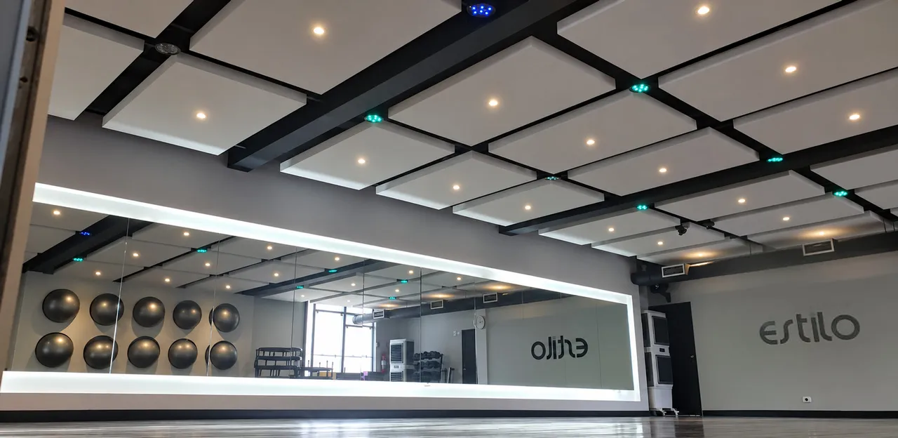 Sala fitness com espelho de parede inteira e bolas de exercício