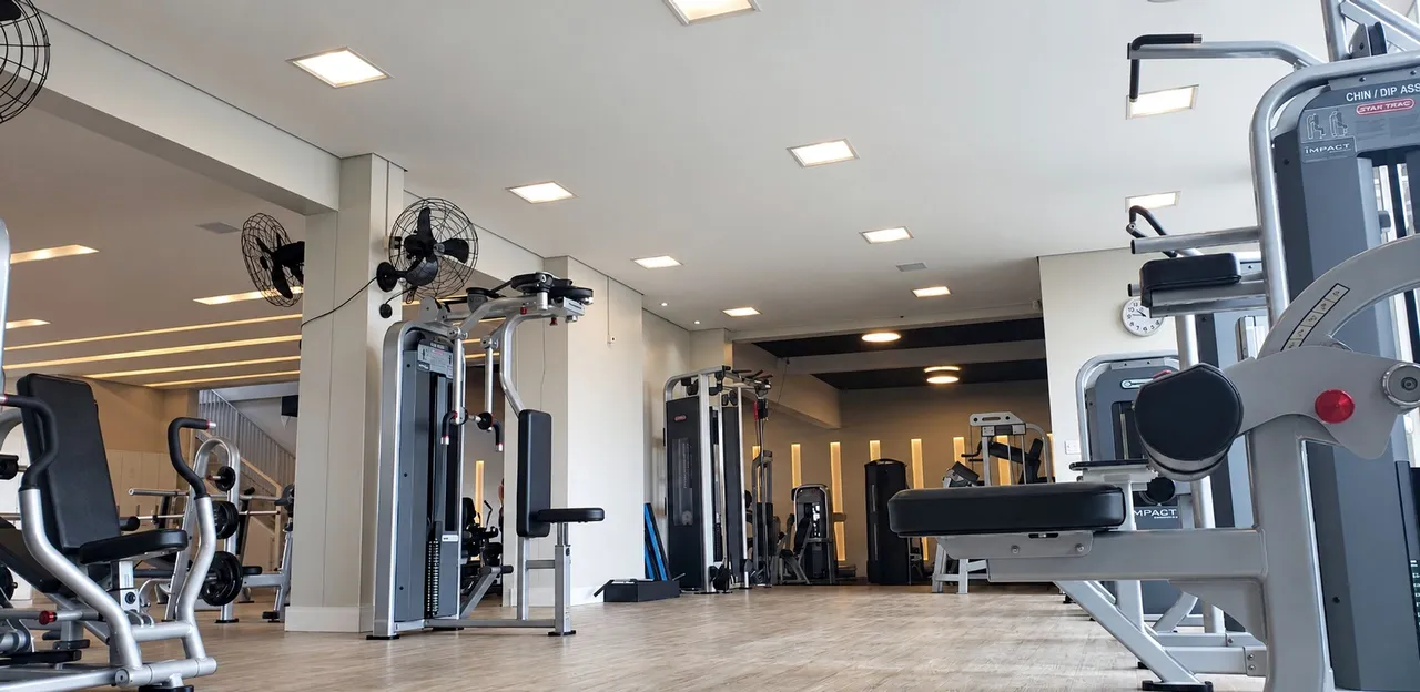 Salão de musculação da Academia Estilo com máquinas de carga guiada